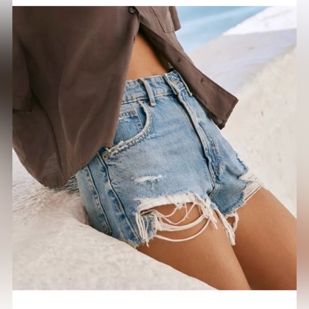 Zara High Rise Distressed Denim Cutoff Shorts Light Wash Size 0